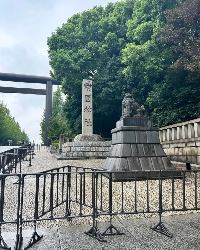 2024年8月22日
スクーリングでこの暑い中靖国神社へ行ってきました。九段下駅に着くとひどい雨☔️少しは涼しいなるかなと思いきやすぐに止み蒸し蒸し状態。生徒のみんなは文句言わずに頑張ってくれました。
いろいろと賛否はあるかと思いますが、なかなか神社の中まで入ることはできないので良い経験かと。
これからも湘南国際学院では普段できないいろいろな経験をしてもらうようスクーリングを考えていきたいですね。

#スクーリング 
#湘南国際学院 
#湘南国際学院藤沢校 
#星槎国際高等学校 
#靖国神社 
#靖国神社参拝